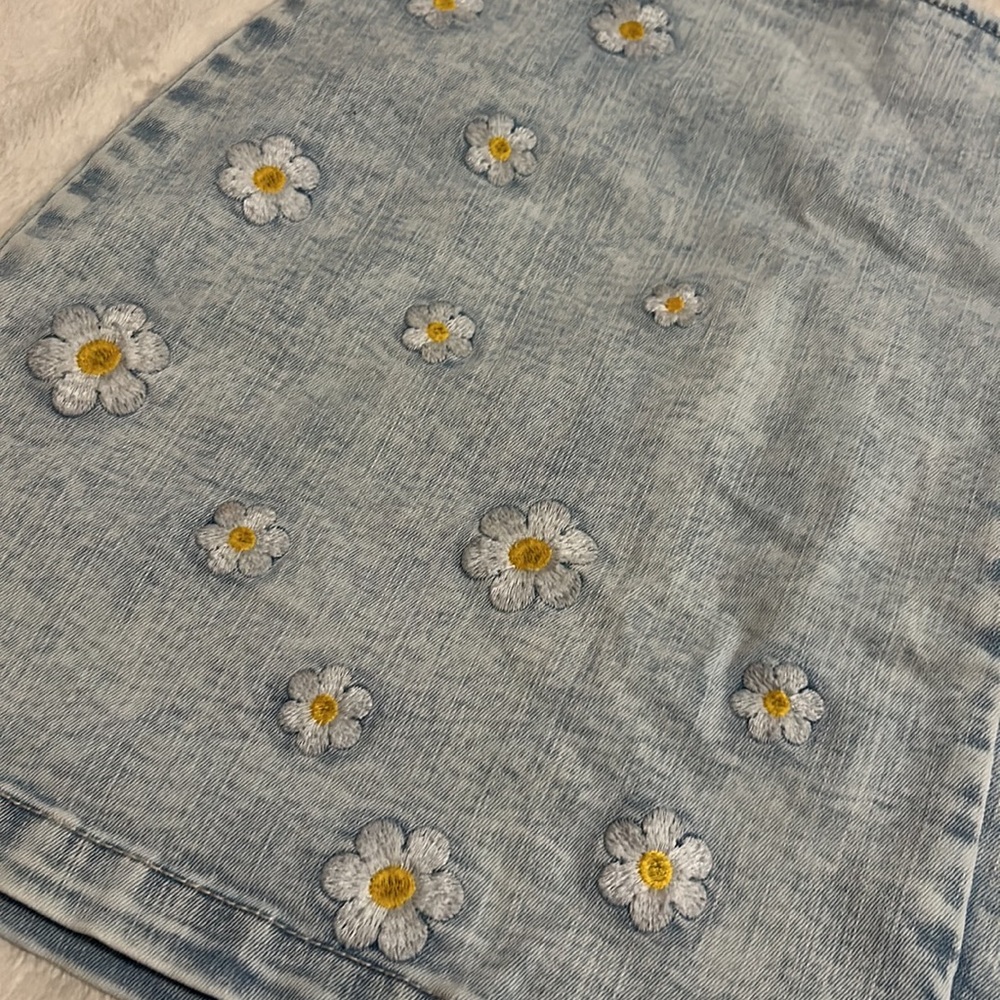 Wild Fable - Light Wash Denim Mini Skirt w/ Embroidered Daisies - Size: 00 - Picture 2 of 5